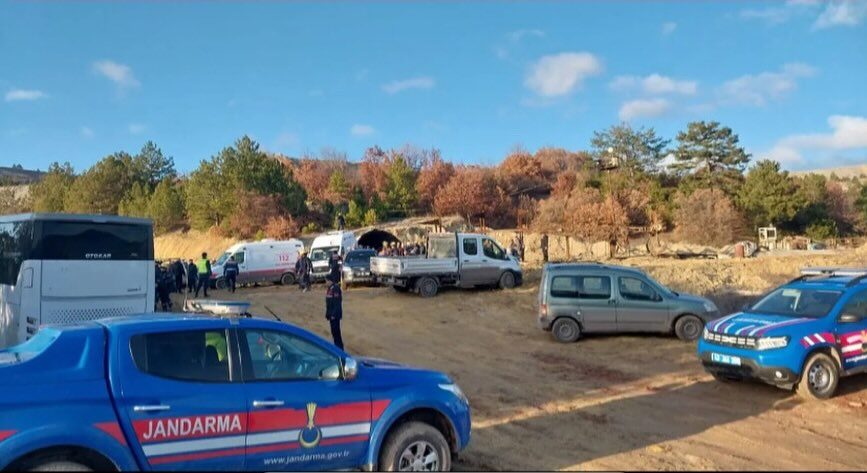 MADEN OCAĞINDA GÖÇÜK ALTINDA KALAN MADENCİ KURTARILDI