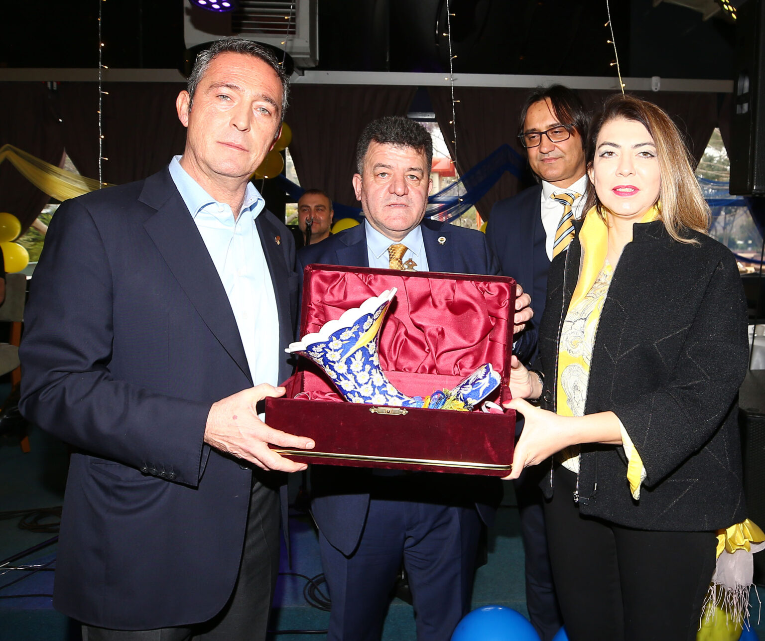 NİDA OLÇAR’DAN FENERBAHÇE BAŞKANI ALİ KOÇ’A ÇOK ÖZEL HEDİYELER