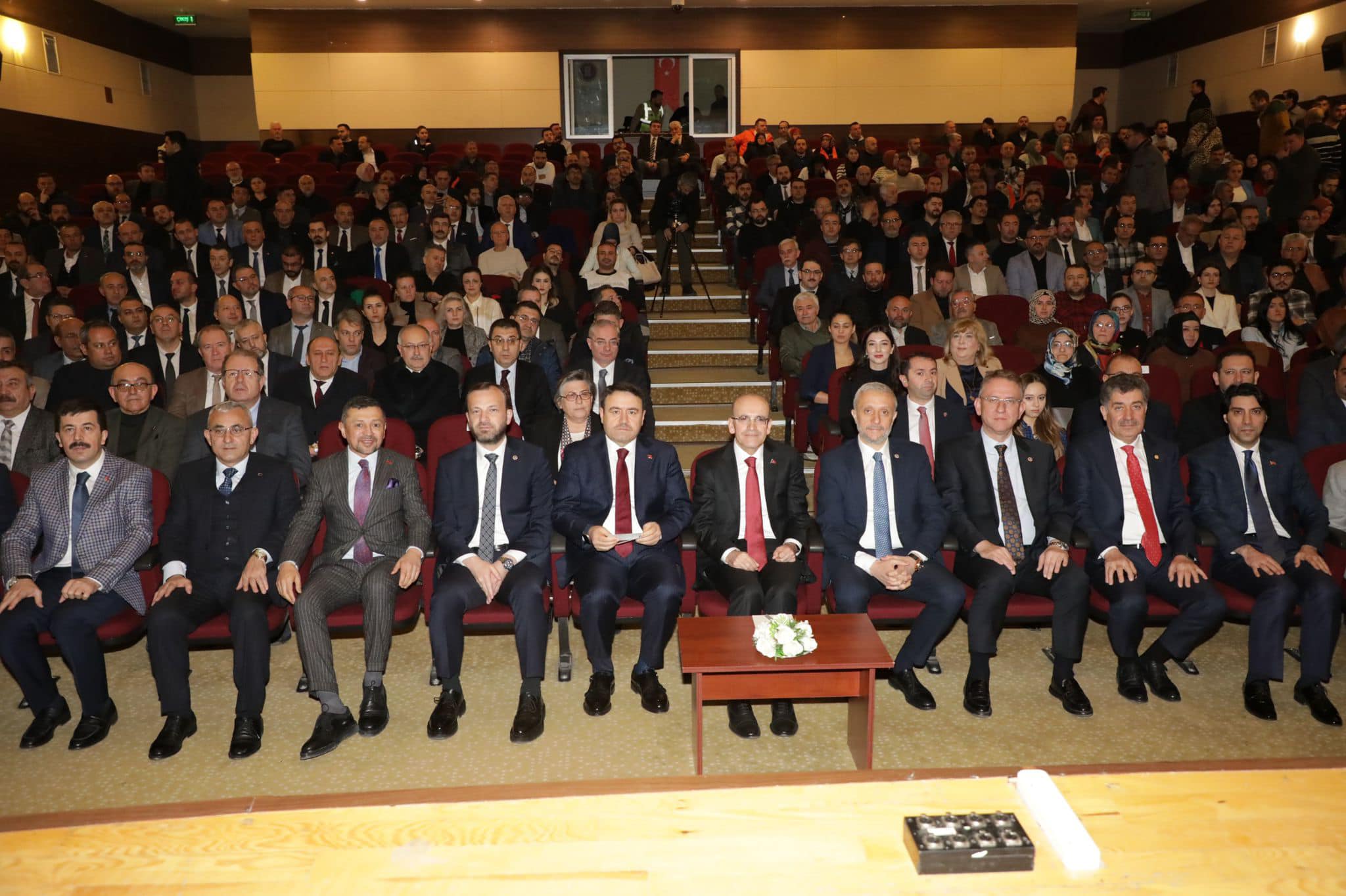 HAZİNE VE MALİYE BAKANI ŞİMŞEK KÜTAHYA’DA İŞ İNSANLARI İLE BİR ARAYA GELDİ