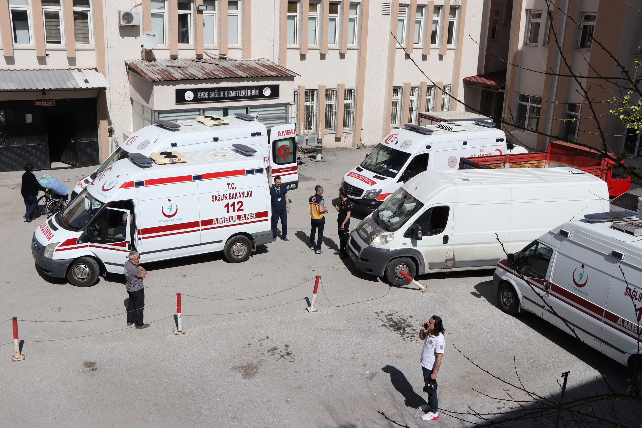 EK BİNADAKİ HASTALAR AMBULANSLA ŞEHİR HASTANESİNE TAŞINIYOR