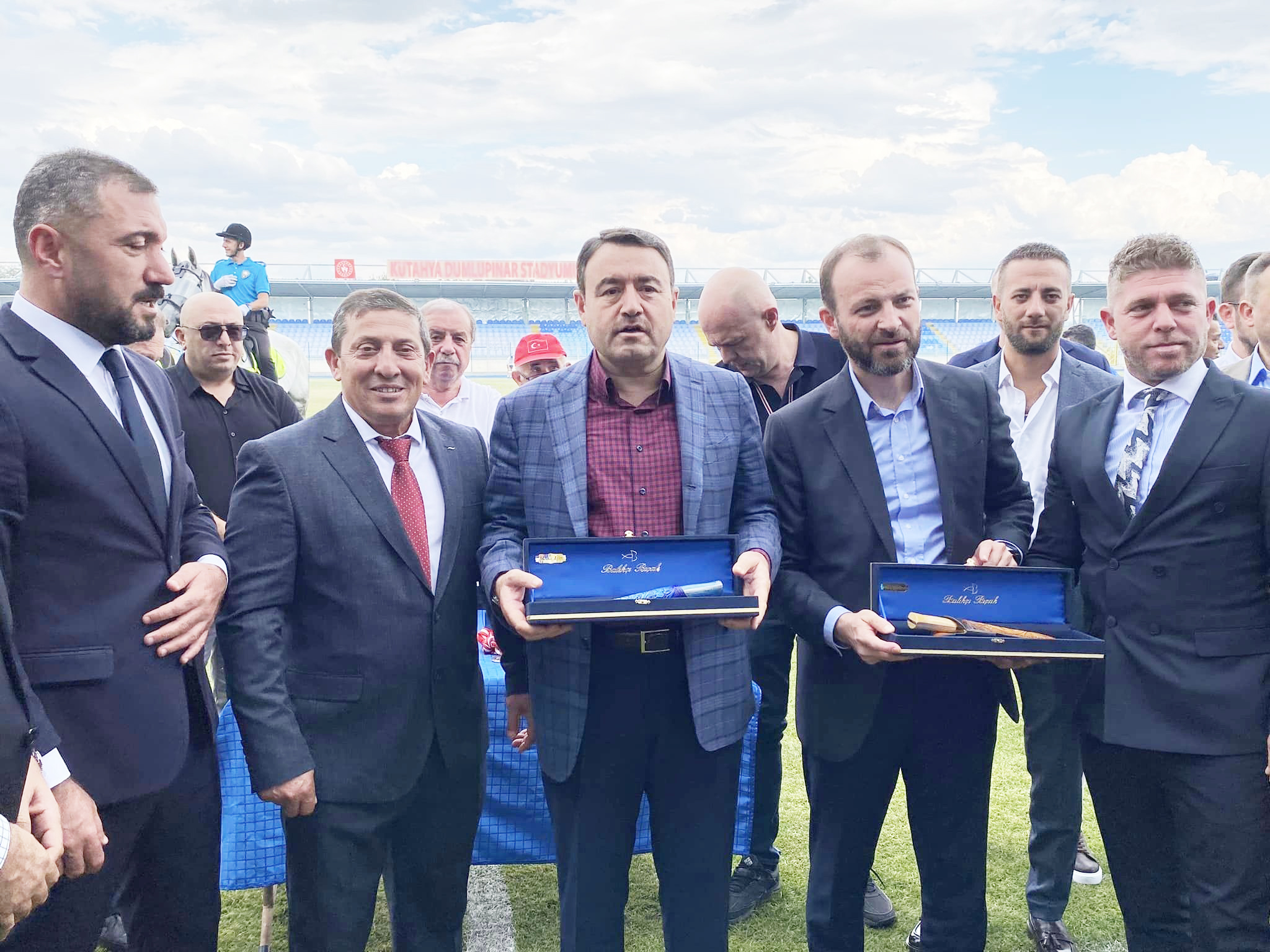 BALIKÇI BIÇAK’TAN KÜTAHYA PROTOKOLÜNE HEDİYE