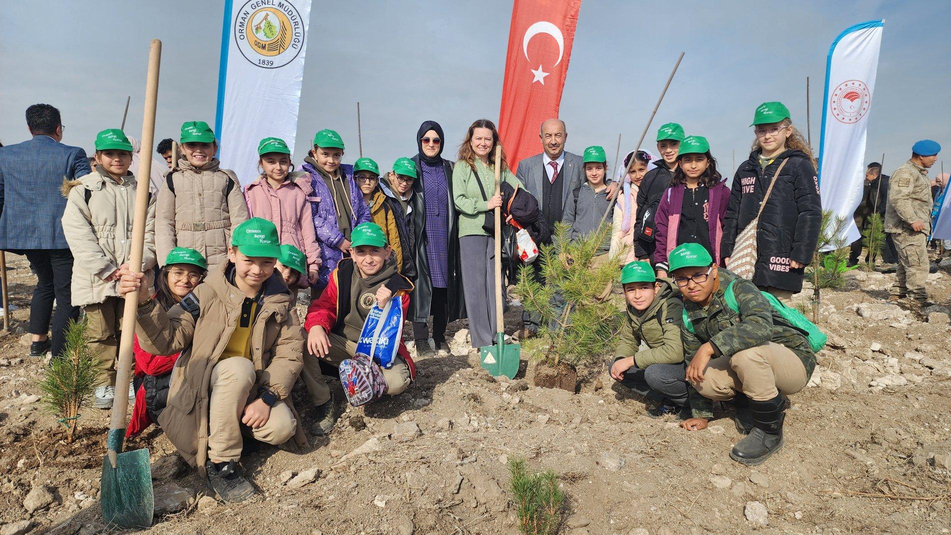 GELECEĞE NEFES, İNSANLIĞA NEFES” PROJESİ KAPSAMINDA FİDANLAR TOPRAKLA BULUŞTU