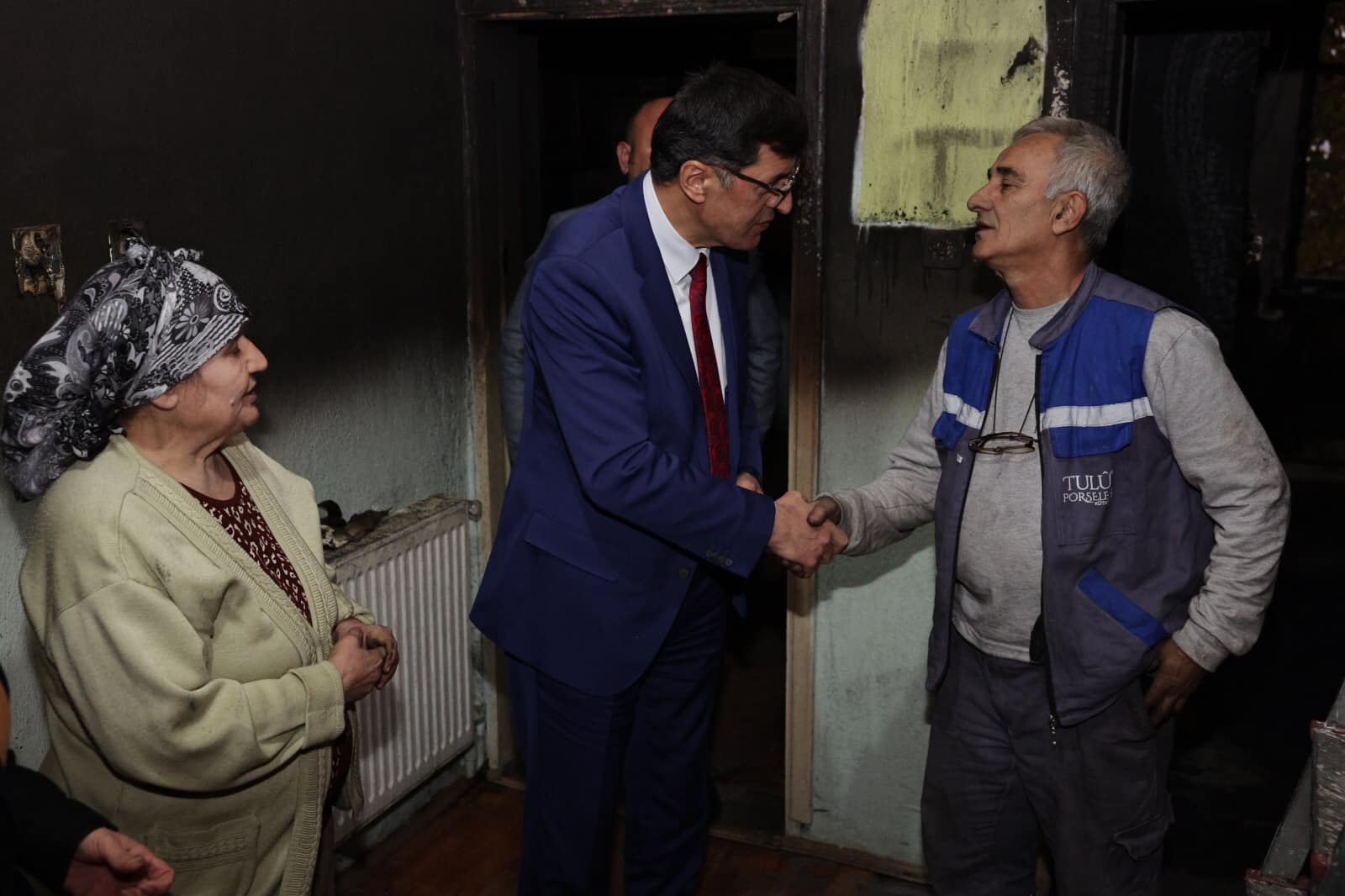 YANGINDA EVLERİ KULLANAMAZ HALE GELDİ. İLK DESTEK KAHVECİ’DEN GELDİ