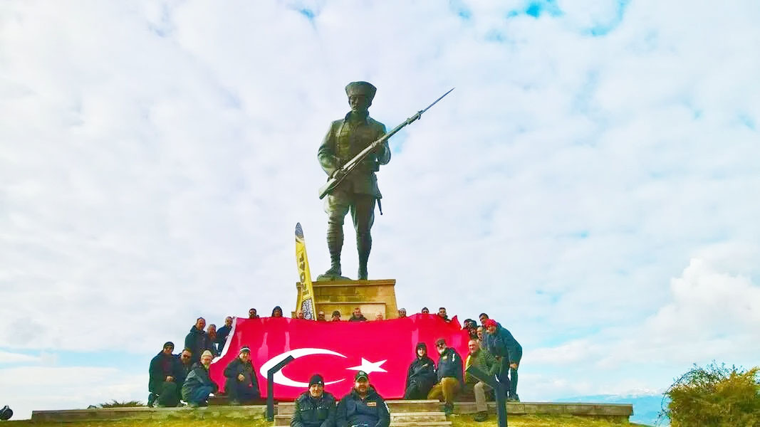 İSTANBUL OFF-ROAD KULÜBÜ DUMLUPINAR ŞEHİTLİĞİ’Nİ ZİYARET ETTİ