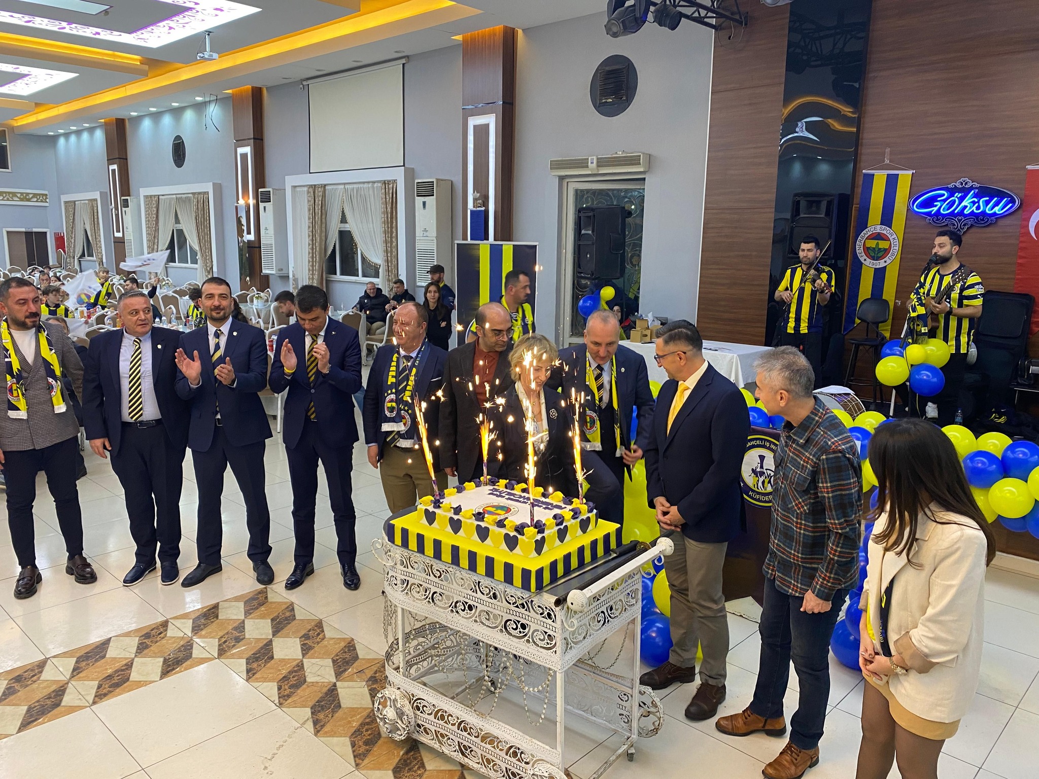 NE MUTLU FENERBAHÇELİYİM DİYENE