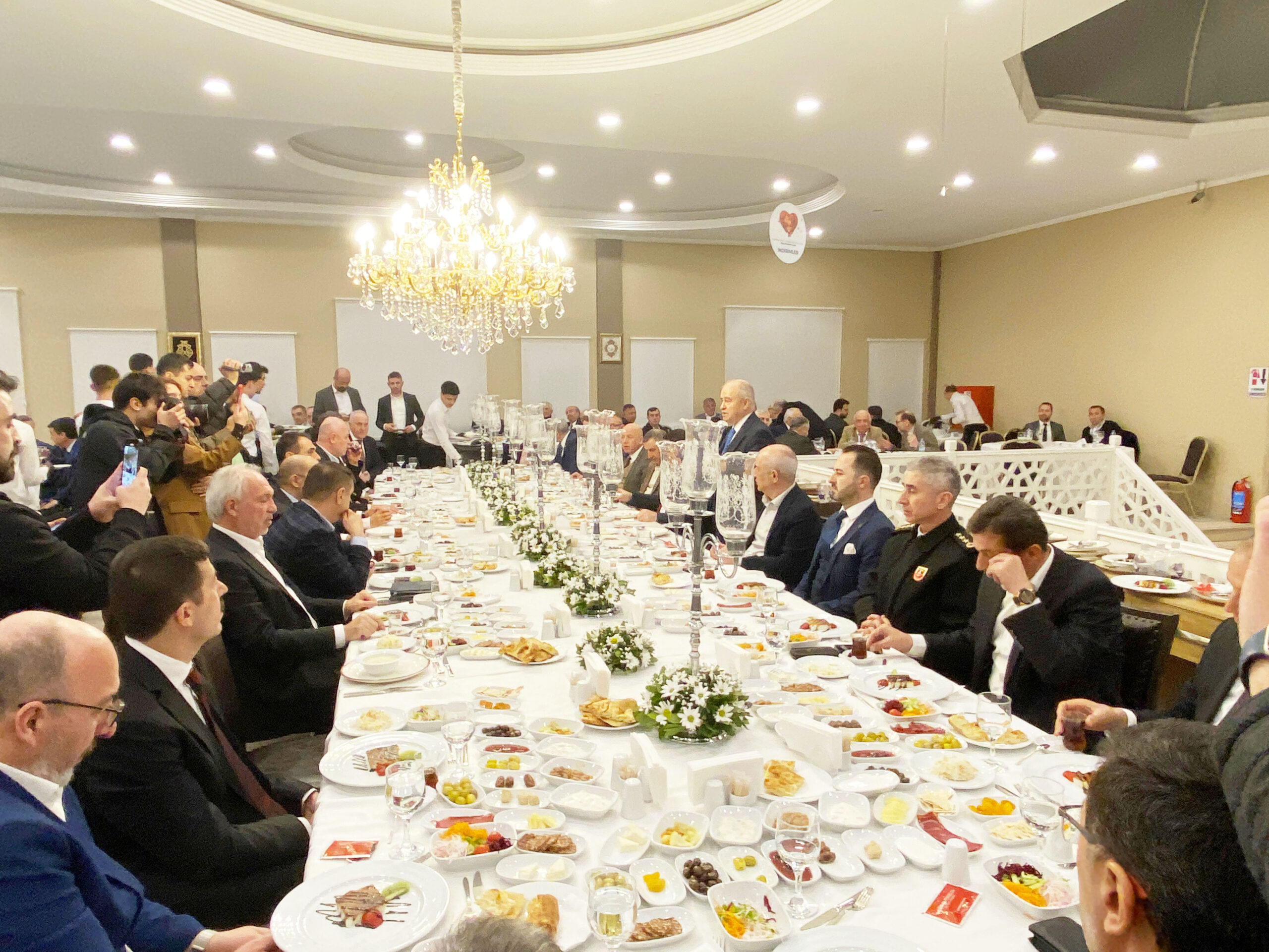 İSMET GÜRAL’DAN DOST İFTARI