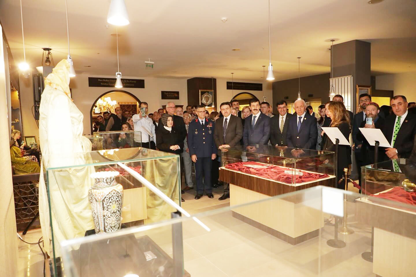 TARİH KÜLTÜR VE SANATIN BULUŞTUĞU NOKTA KÜTAHYA’ SERGİSİ AÇILDI