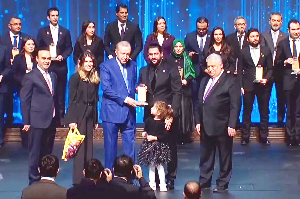 KSBÜ’LÜ AKADEMİSYEN ÖDÜLÜNÜ CUMHURBAŞKANI ERDOĞAN’DAN ALDI