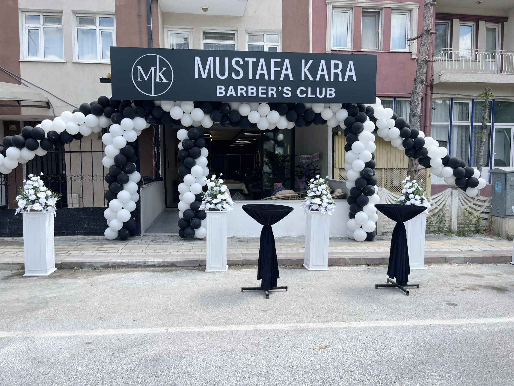 MUSTAFA KARA BARBER’S CLUB DUALARLA HİZMETE AÇILDI